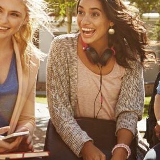 Zwei junge Männer in einem Arbeitsraum